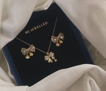 Some bow sets that went out this weekend! We are loving how our girlies are in their coquette era 🥹🎀♥️ #antitarnishjewelry #waterproofjewelry #jewellerycollection #jewellerydesigns #jewellerylovers #jewe